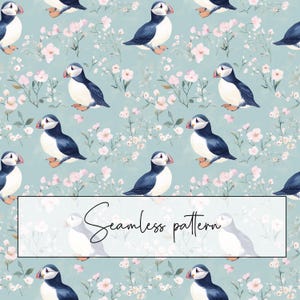 Op de afbeelding: Een naadloos patroon met een herhalend ontwerp van papegaaiduikers en roze bloemen op een lichtblauwe achtergrond. De papegaaiduikers zijn afgebeeld in een cartoon-stijl met zwart-witte markeringen. De bloemen zijn klein en delicaat en voegen een vleugje whimsy toe aan het ontwerp.