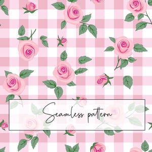 Op de afbeelding: Een naadloos patroon met roze rozen met groene bladeren op een roze en witte ruitjesachtergrond. De tekst "Seamless pattern" is in wit op een wit rechthoek geschreven.