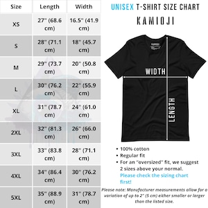 以下が含まれることがあります： KAMIOJIブランドの黒いユニセックスTシャツ。画像には、XSから5XLまでのサイズの測定値（cm）を含むサイズチャートが含まれています。チャートは長さと幅を詳述しています。シャツは綿100％で、レギュラーフィットです。