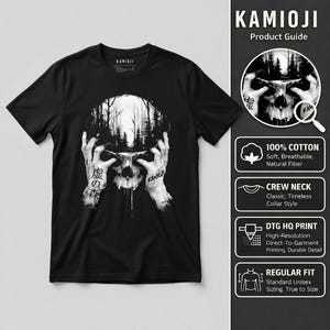 K&ouml;nnte beinhalten: Schwarzes T-Shirt mit Rundhalsausschnitt und Sch&auml;del-Grafik, Waldszene und H&auml;nden. Das Shirt tr&auml;gt die Aufschrift "KAMIOJI" und "虚の森". Die Produkt&uuml;bersicht zeigt 100% Baumwolle, Rundhalsausschnitt, DTG HQ-Druck und regul&auml;re Passform.