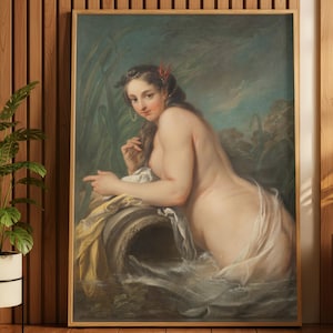 以下が含まれることがあります： 水辺にいる裸の女性を描いた、額装された古典絵画。この作品は、長い黒髪、赤いヘアアクセサリー、ドレープされた布を持つ女性を特徴としています。背景には、緑と曇り空のある風景が含まれています。