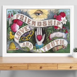 Puede incluir: Una impresión vintage enmarcada con una pancarta blanca que dice "FRIENDSHIP LOVE AND TRUTH". La imagen presenta una mano sosteniendo un corazón rojo, un ojo dentro de un triángulo y elementos florales en tonos rojos, rosas y amarillos. También hay una cadena dorada y una colmena.