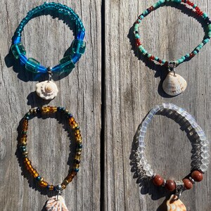 Beaded bracelets with shell charm, beachy bracelet, mermaid bracelet, gifts for beach lover, seashell jewelry, beach gifts, shell lovers