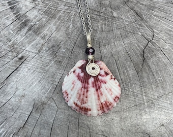 Collar de concha de vieira: joyería playera envuelta en alambre de plata