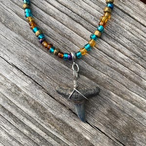 Collana con denti di squalo con perline, collana con denti di squalo, collana con perline, collana da spiaggia, regali della Florida, gioielli da spiaggia, collana da sirena,