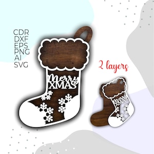 Könnte beinhalten: Ein zweilagiger Weihnachtsstrumpf aus Holz mit brauner Holzmaserung. Der Strumpf ist mit weißen Schneeflocken und dem Text "Merry Xmas" verziert.