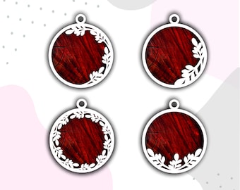 Op de afbeelding: Vier witte houten kerstversieringen met een rood houtnerfdesign en een wit bladontwerp rond de rand.