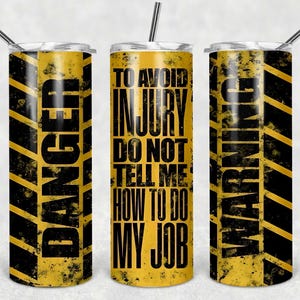 Envoltura de vaso divertida para el trabajo PNG – Diseño de peligro amarillo “Para evitar lesiones” – Descarga de sublimación de 20 oz delgada y 30 oz regular