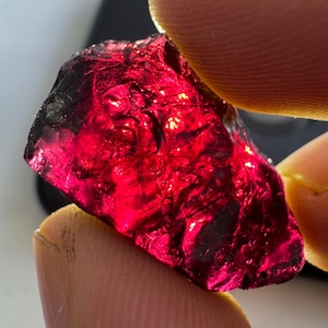 Natuurlijke ruwe granaat: rode edelsteen van facetkwaliteit voor het maken van sieraden: almandine-granaat