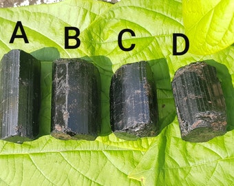 Cristal de turmalina negra en bruto: piedras preciosas naturales en forma de varilla para protección.