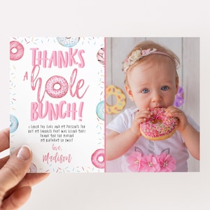 Plantilla de tarjeta de agradecimiento con foto de donut, nota de agradecimiento para fiesta de cumpleaños imprimible Thanks A Hole Bunch, descarga de agradecimiento Sweet One, Corjl #017