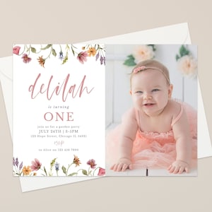 Plantilla de invitación de cumpleaños con foto de flores silvestres, invitación con foto de fiesta de cumpleaños de niña con flores silvestres imprimible, invitación floral para el primer cumpleaños n.° 003