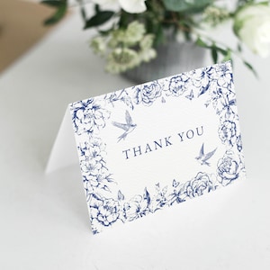 Bewerkbare blauwe vintage bloemen gevouwen bedankkaartsjabloon, afdrukbare toile de jouy verjaardagstent bedankje digitale download Corjl 047