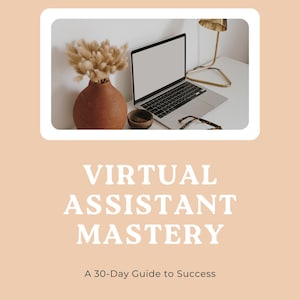 Peut inclure: Un fond pêche clair avec une bordure blanche autour d'une photo d'un ordinateur portable, d'une lampe et d'un vase avec des fleurs séchées. Le texte "VIRTUAL ASSISTANT MASTERY" est en lettres blanches sur le fond pêche. En dessous du texte se trouve la phrase "A 30-Day Guide to Success" en lettres brunes.