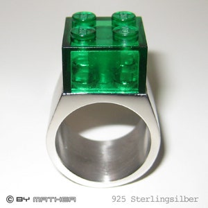 Peut inclure: Une bague en argent avec un bloc Lego vert sur le dessus. La bague est en argent sterling 925.