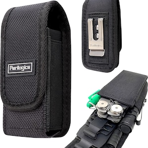 以下が含まれることがあります： ベルトクリップとPerilogicsロゴが付いた黒いナイロン製の携帯電話ケース。ケースが開いており、マルチツール、懐中電灯、ペンがケースに入っている様子がわかります。