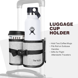 Puede incluir: Portavasos de equipaje gris con dos ranuras para tazas de caf&eacute; y una correa para sujetarlo a un asa de maleta. El portavasos est&aacute; sujeto a un asa de maleta con una botella de agua en la otra ranura. El texto "LUGGAGE CUP HOLDER" est&aacute; en texto marr&oacute;n sobre fondo blanco. El texto "Hold Two Coffee Mugs, Fits Roll on Suitcase Handles, Gifts for Flight Attendants Travelers" est&aacute; en texto negro sobre fondo blanco.