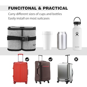 Puede incluir: Un portavasos de viaje gris con una correa y una hebilla negras. El portavasos se muestra unido a una maleta roja, una maleta marr&oacute;n y una maleta plateada. El portavasos se puede utilizar para transportar vasos y botellas de diferentes tama&ntilde;os. El texto "FUNCITONAL & PRACTICAL" se muestra en la parte superior de la imagen. El texto "Carry different sizes of cups and bottles" se muestra debajo de la imagen del portavasos. El texto "Easily install on most suitcases" se muestra debajo del texto "Carry different sizes of cups and bottles".