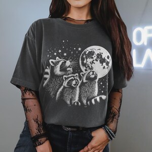 Camiseta vintage de mapache y luna: camiseta unisex con estampado de vida silvestre