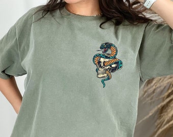 Camiseta con tatuaje de serpiente y calavera: estilo vintage, colores cómodos