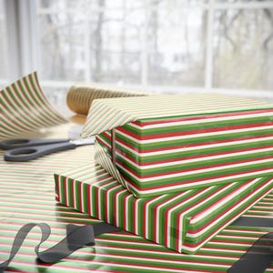 Festliches Weihnachtsgeschenkpapier: Rot, Grün & Weiß