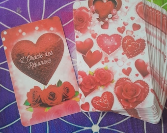 Puede incluir: Una baraja de cartas de oráculo con un corazón rojo y rosas en la parte delantera. El título de la baraja es "L'Oracle des Reponses".