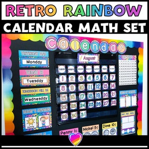 Può includere: Un colorato set di calendari per la classe con la scritta "Retro Rainbow Calendar Math Set". Il calendario include i giorni della settimana, i numeri e gli indicatori meteorologici. Il design presenta un arcobaleno e una stampa leopardata.