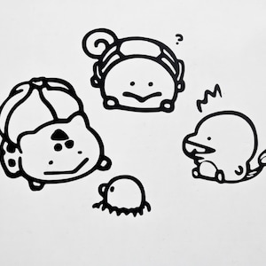 Peut inclure: Dessin au trait noir et blanc de quatre personnages de bande dessinée. Les personnages sont une tortue avec une carapace, une grenouille portant un chapeau, une petite créature ronde et un lézard avec une queue.