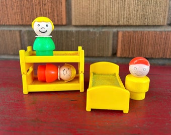 Vintage Fisher-Price toys Lot 6 pieces: 3 Little People + 3 beds / Lot of 6 pieces with 3 characters + 3 beds