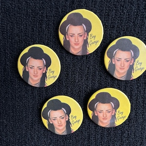 Vintage Set of 5 Boy George pins | Lot de 5 macarons épinglettes de Boy George