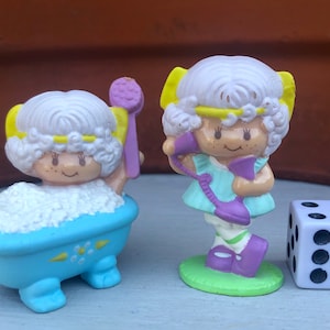 Miniatures Figurines friend Strawberry strawberry shortcake PVC Angel Cake Chatting on the Phone Angel Cake taking a bubble bath