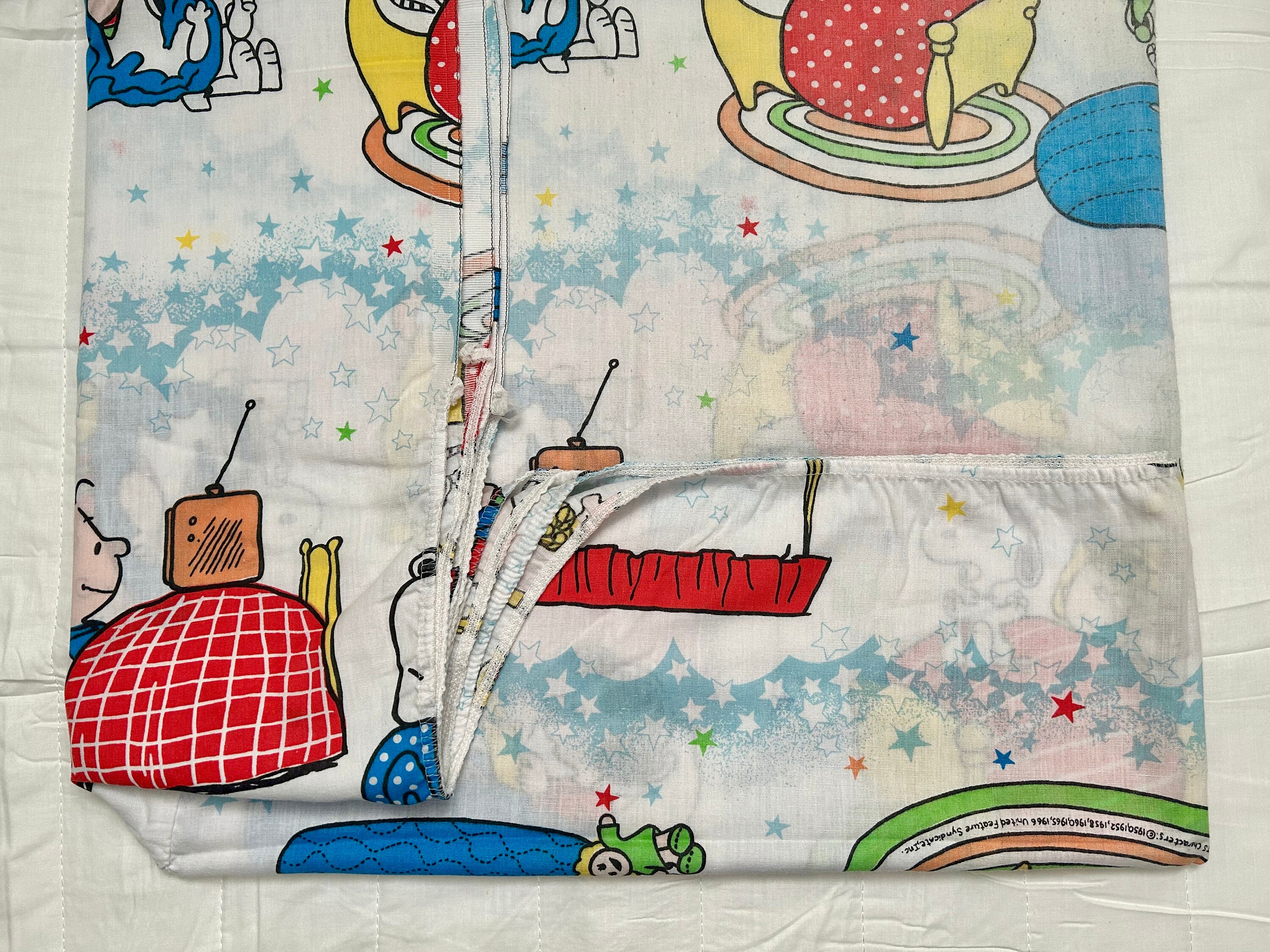 Drap plat vintage pour lits jumeaux Peanuts Gang Snoopy par Esmond des années 1960, étoiles, nuages, arachides, personnages, heure du coucher - Canada
