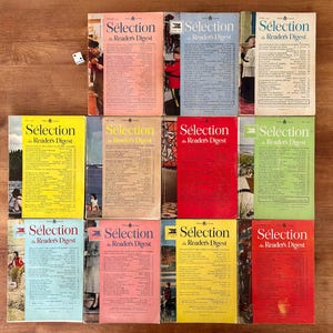Könnte beinhalten: Eine Sammlung von Vintage-Magazinen "Sélection du Reader's Digest" mit Covern in verschiedenen Farben wie Rosa, Gelb und Grün. Die Zeitschriften sind auf einer Holzoberfläche angeordnet und zeigen ihr gealtertes Aussehen und klassisches Design.