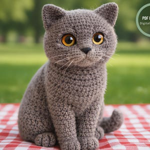 Può includere: Una tazza di ceramica bianca con manico nero e la scritta "But First, Coffee" in grassetto nero. La tazza è posta su uno sfondo sfocato, evidenziando il suo design pulito.