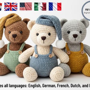 Peut inclure: Trois ours en peluche crochetés en marron, blanc et gris, chacun portant un chapeau et une salopette. L'ours brun a un chapeau moutarde et une salopette verte. L'ours blanc a un chapeau et une salopette bleus. L'ours gris a une salopette moutarde. L'image comprend le texte "PDF PATTERN Digital Download".