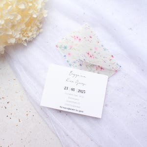 Handgefertigte Einladungskarten auf edlem Aquarellpapier mit floralem Transparentumschlag für Henna & Hochzeit
