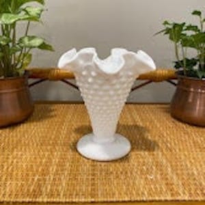 Vintage gekräuselte Felton Hobnail Milchglas Vase 5,5 Zoll groß