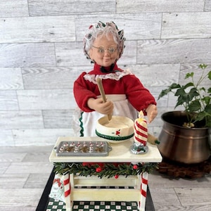 Vintage Holiday Creations Gemmy Musical Mrs. Claus Figurine 1995