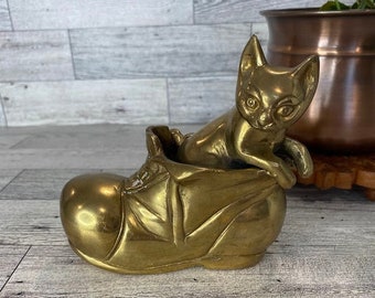 Vintage Solid Brass Kitten in Shoe Figurine - made in India