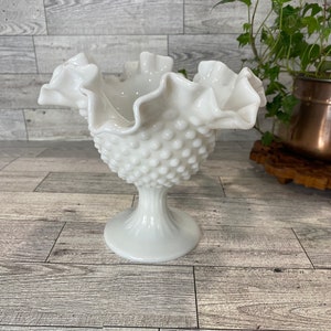 Vintage gekräuselte Felton Hobnail Milchglas Standfuß Gericht 14,5 cm hoch