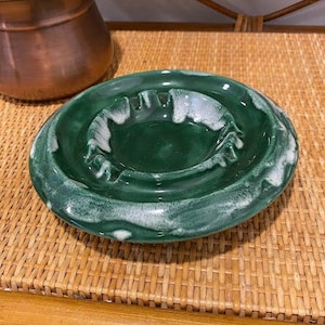 Popielniczka ceramiczna MCM w kolorze starego marmuru w kolorze zielonym