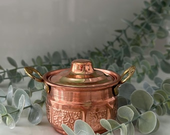 Kleiner geprägter Kupfertopf mit Deckel - türkisches Kupferdekor im Vintage-Stil - Cottagecore-Küchenakzent - 21 cm