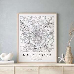 Manchester United Kingdom, Digital Art Map, Digitaldruck Poster, Blau-Weiß Stadtplan, Unikat, Geschenkkarte, Zeitgenössische Karte, Moderne Karte