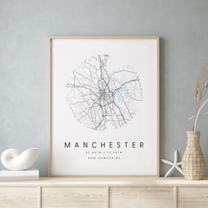 Manchester United Kingdom, Digital Art Map, Digitaldruck Poster, Blau-Weiß Stadtplan, Unikat, Geschenkkarte, Zeitgenössische Karte, Moderne Karte 1