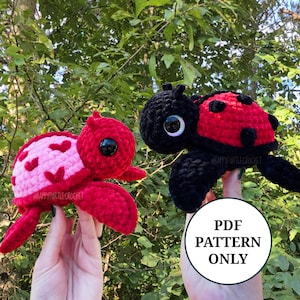 Peut inclure: Deux peluches de coccinelle au crochet, l'une avec une carapace rose avec des cœurs et l'autre avec une carapace noire. Les deux ont un corps rouge et des points noirs. Les peluches ont de grands yeux noirs et sont tenues dans les mains d'une personne. Le texte "PDF PATTERN ONLY" est visible sur l'image.