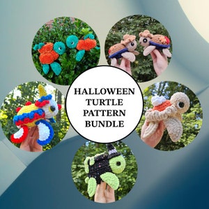 Puede incluir: Un conjunto de patrones de crochet para hacer amigurumi de tortugas con temática de Halloween. Los patrones incluyen una variedad de diseños, como un fantasma, una bruja y una calabaza. HALLOWEEN TURTLE PATTERN BUNDLE