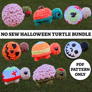 Puede incluir: Una colección de peluches de tortugas de Halloween hechos a mano y sin costuras. Las tortugas presentan varios diseños, incluyendo un cerebro, un globo ocular, una calabaza y una calavera. Las tortugas están hechas de hilo suave y texturizado en varios colores.
