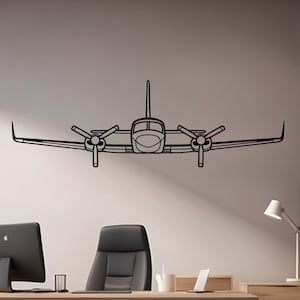 Puede incluir: Una pieza de arte mural de avión de metal negro. La obra de arte representa un contorno detallado de un avión bimotor, incluyendo hélices, alas y fuselaje. El arte está montado en una pared de color neutro en un entorno de oficina.