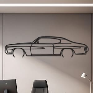 Puede incluir: Arte de pared de metal negro que representa la silueta de un coche clásico. El coche está en vista de perfil y tiene un diseño elegante y moderno. La pieza de arte está colgada en una pared en un entorno de oficina en casa.