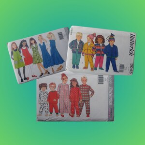 Op de afbeelding: Drie naaipatronen voor kinderkleding. Het eerste patroon is voor meisjesjurken en bevat drie verschillende stijlen. Het tweede patroon is voor jongensjassen en bevat drie verschillende stijlen. Het derde patroon is voor kinderpyjama's en bevat vier verschillende stijlen.